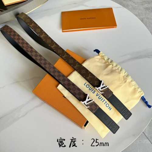 雙面用女士原單腰帶 寬度25毫米 雙面可用 正面為新型的絲印效果 柔軟的小牛皮荔枝紋做底 搭配細緻華麗的字母搭扣