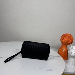 Bv顶级打腊牛皮，独特的设计风格完美至极！让时尚变得无止境 那质感和 那手工无可挑剔，独一无二的它，大气中有内涵。所有材料都精挑细选用用心储备。顶级手工，媲美专
