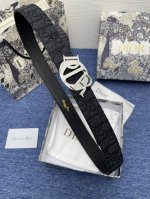 迪奥550 3.5Cm 特 这款 30 Montaigne Avenue 腰带从同名手袋汲取灵感，采用黑色光滑 牛皮革精心制作，质感柔软，设计优雅，饰以富有光泽