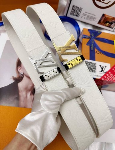 皮带：Lv.路易威登顶级复刻- 腰带：原单品质百分百进口原厂头层牛皮，保证真皮。雕花镂空设计浮雕工艺.真空电镀.永不掉色.24K纯钢扣头层小牛皮.白色皮带.荔枝