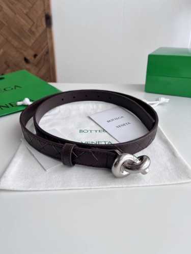 Bv 2025最新款女士编织腰带 纯手工Intreccio大格子编织 双面意大利小牛皮搭配绳结设计微复古银色搭扣 可活动皮环 皮带宽度2Cm 颜色: 咖啡色