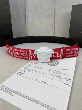 特 宽度4.0Cm Versace 范思哲 此款Palazzo腰带采用牛皮革面料制作，并饰有Le Pop Classique图案印花和标志性的美杜莎五金配件。 - 点击图像关闭