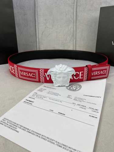 特 宽度4.0Cm Versace 范思哲 此款Palazzo腰带采用牛皮革面料制作，并饰有Le Pop Classique图案印花和标志性的美杜莎五金配件。