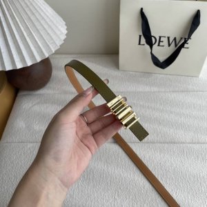 特 Loewe经典牛皮革腰带，亮面Loewe几何腰带扣。宽1.5Cm，Zp开发，细节精致。罗意威这款皮带旁人看到的像是条形码，自己低头看是她的Logo，太喜欢这