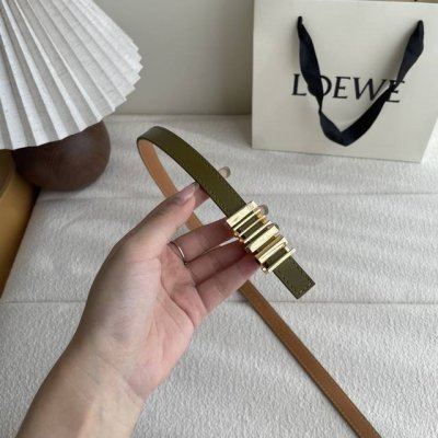 特 Loewe经典牛皮革腰带，亮面Loewe几何腰带扣。宽1.5Cm，Zp开发，细节精致。罗意威这款皮带旁人看到的像是条形码，自己低头看是她的Logo，太喜欢这
