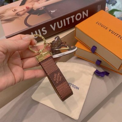 Lv经典老花棋格钥匙扣 钥匙扣联名Nike迷你鞋子挂件时尚个性！车钥匙挂件 包包挂件配饰 Monogram 帆布不仅精美，而且经久耐用， 是 Dragonne
