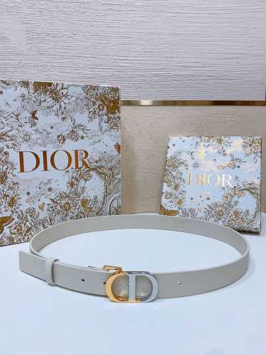 D Ior Montaigne *Cd*腰带 饰有*Christian Dior*标志 富有光泽的金色饰面金属细节 两个可拆卸环 小牛皮腰带 2.5Cm