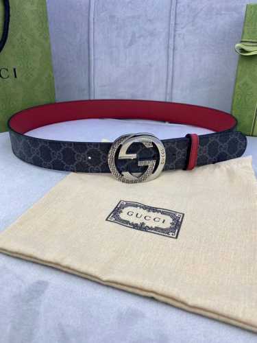 宽度4.0Cm Gucci 双面腰带，一侧为gg Supreme帆布，反面一侧为枣红色头层小牛皮。配以互扣式双g钢扣采用真空电镀 厚度6.0Mm