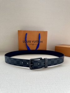 3.4宽 Saint Germain 腰带为 Monogram Eclipse 帆布搭配金属圈，将融入 Lv 字母的针式搭扣点缀一角，可为各式造型注入俊逸风范