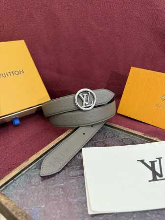 Lv Flowergram 30Mm腰带的设计非常精致，结合了多功能性与独特的标志性风格。其可翻转的带子提供了两种选择：光滑的皮革或品牌的经典Monogram帆 - 点击图像关闭