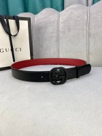 宽度4.0Cm Gucci 互扣式双g带扣，源自品牌现代风格典藏设计，经过重新诠释而别具新意。呈现于纤细的皮革腰带之上。