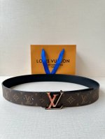 4.0宽 Lv Pixel 双面腰带为经典搭扣注入潮流新意，令标志性 Lv 字母胶扣映现立体像素效果。Monogram 帆布和素净皮革切换两式风尚