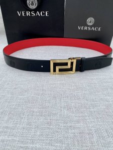 宽度3.5Cm Versace此款平纹小牛皮腰带饰有一枚几何形状的希腊回纹搭扣，可搭配正装或休闲装。