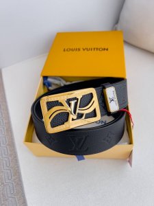 品名： Lv..路易..威登腰带皮带原单 型号：挂扣，经典纯钢材质挂扣，头层牛皮，图片实物拍摄 材料：头层牛皮，挂扣系列，纯钢材质扣头，钯镀电镀工艺永不掉色。原