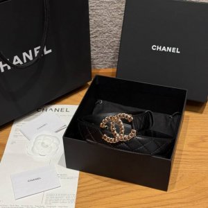 香家新款女士腰带 经典金属双C字母标志，采用菱格羊皮，羊皮质感超柔软，五金扣头做工非常好，显示腰型，巨百搭，搭配裙子 风衣 牛仔裤都很奈斯. 宽度30Mm