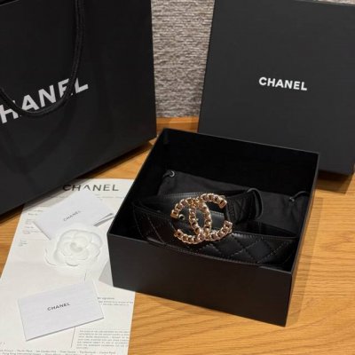 香家新款女士腰带 经典金属双C字母标志，采用菱格羊皮，羊皮质感超柔软，五金扣头做工非常好，显示腰型，巨百搭，搭配裙子 风衣 牛仔裤都很奈斯. 宽度30Mm