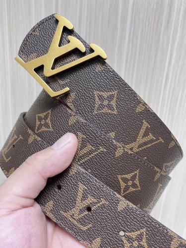 特 4.0Mm当季新款 一面一面帆布印格，一面小牛压花，搭配精品扣头做工精细，质量保证。