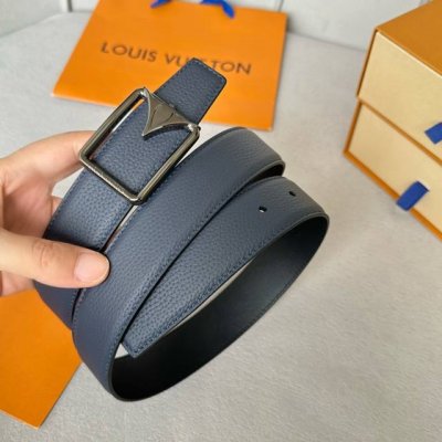 特 寬度：35Mm Lv S-Lock系列 寬度3.5Cm 驢家法國原廠荔枝紋皮料 搭配独特的圆圈字母钢扣 雙面用