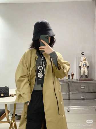 香奈儿Twilly 茶花飘带 小香新出的Twilly丝带颇为经典：气质稳重，正面是醒目的小香Logo循环；反面则是经典菱格纹Logo设计。搭配超级好看，Twil - 点击图像关闭