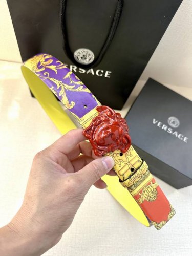 宽度4.0Cm Versace范思哲此款Palazzo腰带采用牛皮革面料制作，并饰有Le Pop Classique图案印花和标志性的美杜莎五金配件。