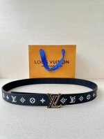 3.0宽Lv 双面荔枝腰带以新颖视角解读路易威登经典元素 Monogram Empreinte 压纹皮革含蓄流露品牌气息，翻转即现 Monogram 压花一面