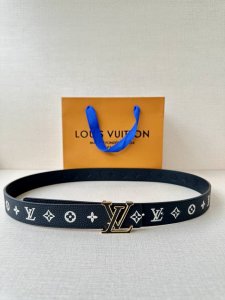 3.0宽Lv 双面荔枝腰带以新颖视角解读路易威登经典元素 Monogram Empreinte 压纹皮革含蓄流露品牌气息，翻转即现 Monogram 压花一面