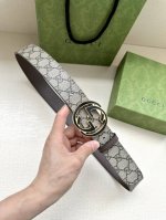 宽度3.8Cm Gg Marmont系列每一季都会推陈出新，为灵感源于70年代的标志性双G搭扣注入现代精髓。这款黑色米色和乌木色Gg Supreme帆布腰带反面