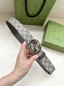 宽度3.8Cm Gg Marmont系列每一季都会推陈出新，为灵感源于70年代的标志性双G搭扣注入现代精髓。这款黑色米色和乌木色Gg Supreme帆布腰带反面