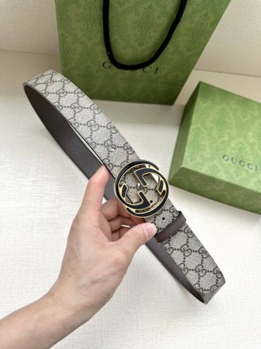 宽度3.8Cm Gg Marmont系列每一季都会推陈出新，为灵感源于70年代的标志性双G搭扣注入现代精髓。这款黑色米色和乌木色Gg Supreme帆布腰带反面
