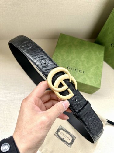宽度4.0Cm Gucci 这款单品将品牌的过去与未来贯通在一起，以现代风格的全新设计诠释了经典设计元素。Guccio Gucci字母交织图案巧妙融入纹理和材质