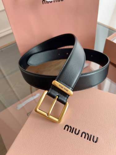 Miumiu 宽度3.5Cm 编号5Cc536 双面头层小牛皮材质，皮料柔软舒适 背面原版钢印Logo。 精细的做工，搭配纯铜扣头 古铜色 金色 银色