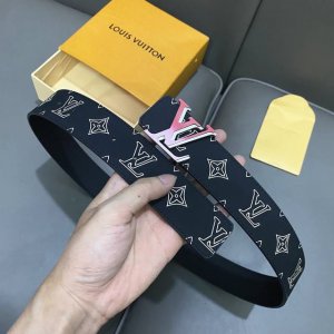 原版包裝 L0Uis Vuitt0N 今季新品 男士原單腰帶 寬度40毫米 雙面進口頭層小牛皮絲印圖案Logo設計 搭配最新精鋼五金 可雙面佩戴 適合沈穩低調的