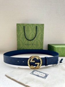 宽度3.8Cm Gucci 这款双面腰带巧妙融合gg Supreme帆布与头层品牌纹理材质，演绎历久弥新的实用设计理念。富有辨识度的双g配件再现典藏搭配，诠释当