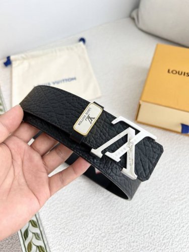 品名： Lv..路易..威登腰带皮带原单 型号：挂扣，经典纯钢材质面字母挂扣，头层牛皮，图片实物拍摄 材料：头层牛皮，挂扣系列，纯钢材质扣头，钯镀电镀工艺永不掉
