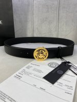 p210 宽度3.8Cm Versace（范思哲）此款平面皮带采用小牛皮制成，配有一枚真空电镀美杜莎头像腰带扣，采用穿孔闭合。