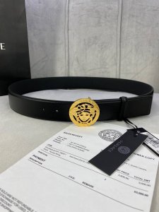 p210 宽度3.8Cm Versace（范思哲）此款平面皮带采用小牛皮制成，配有一枚真空电镀美杜莎头像腰带扣，采用穿孔闭合。