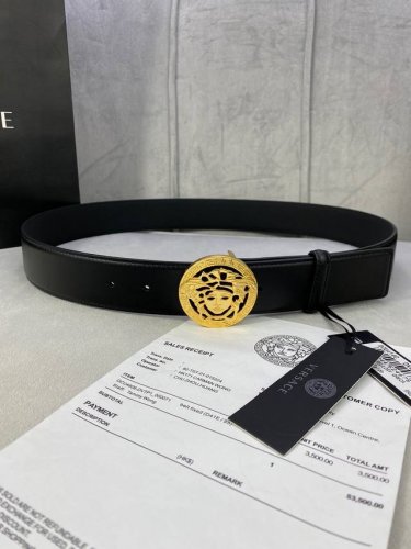 p210 宽度3.8Cm Versace（范思哲）此款平面皮带采用小牛皮制成，配有一枚真空电镀美杜莎头像腰带扣，采用穿孔闭合。