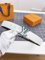 特 寬度：40Mm Louis Vuitton 該腰帶一面採用定制帆布 一面採用原廠柔軟小牛皮 並飾有logo標識 全新靈感字母搭扣色調與腰帶相呼應 。特別限定