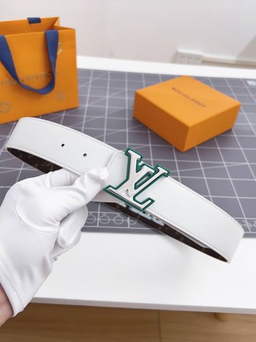 特 寬度：40Mm Louis Vuitton 該腰帶一面採用定制帆布 一面採用原廠柔軟小牛皮 並飾有logo標識 全新靈感字母搭扣色調與腰帶相呼應 。特別限定