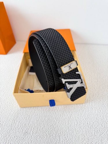 品名 Lv..路易..威登腰带皮带原单 型号 挂扣 经典纯钢材质挂扣 头层牛皮 图片实物拍摄 材料 头层牛皮 挂扣系列 纯钢材质扣头 钯镀电镀工艺永不掉色 经典