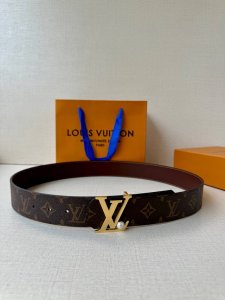 4.0宽 Lv Dimension 双面腰带以含蓄格调点亮日常风尚，彰显 Pharrell Williams 的设计巧思。Damier Heritage 饰带结