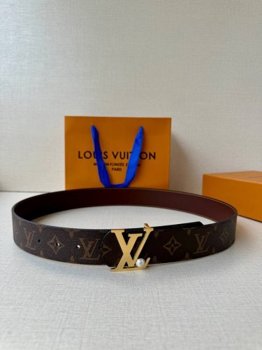 4.0宽 Lv Dimension 双面腰带以含蓄格调点亮日常风尚，彰显 Pharrell Williams 的设计巧思。Damier Heritage 饰带结