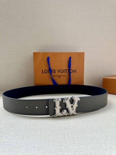 4.0宽 Lv Ranch 双面腰带再现 春夏男装秀场的凌厉风范，为细腻牛皮革点缀崭新搭扣。西部风格 Lv 字母呈现做旧金属效果 牛皮革 做旧金属件 西班牙制造