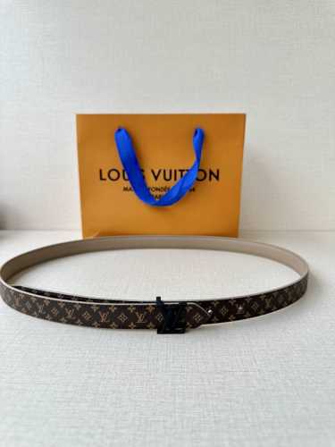 2.0宽Mini Lv 双面腰带以华美皮革和标志性 Monogram 帆布演绎两式风范，为纤细构型融入莹泽 Lv Initiales 金属搭扣。榄尖形末端再添优