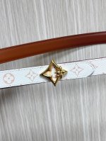 2.0宽，当季新款，双面腰带一面进口牛皮，另一面进口帆布印花，搭配精品四心口，做工精细，实物实拍，是女神的必备之一。