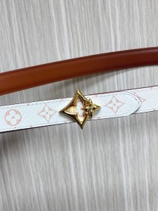 2.0宽，当季新款，双面腰带一面进口牛皮，另一面进口帆布印花，搭配精品四心口，做工精细，实物实拍，是女神的必备之一。
