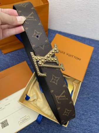 品牌 LV 4.0cm 特 描述 这款饰有LV带扣的腰带配以水牛皮衬里，覆以Monogram 牛皮。展现细腻的品牌特质，是牛仔裤的理想配件 LV字母带扣 Mon - 点击图像关闭