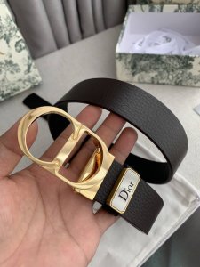 品名：迪奥. Dior.原单 型号：挂扣，原版经典挂扣，实物拍摄，头层牛皮 材料：百分百头层牛皮，保证真皮。双面可用专柜同等质量，原版经典双面荔枝纹，黑咖，金色