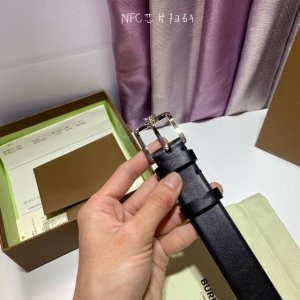 新款 Burberry 巴宝莉专柜同步上新意大利精制的腰带 选用缉明线装饰皮革制成 搭扣处缀以品牌专属标识 宽:3.0Cm 精致优雅 女神的最佳搭配