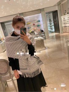 芯片版迪奥 Dior 明星同款Dd围巾。经典款永远不会过时，而且超百搭。超级好看！！果断自留！精致散须 率真不拘泥 适合各种造型 精妙绝伦 不多介绍 自己看，5